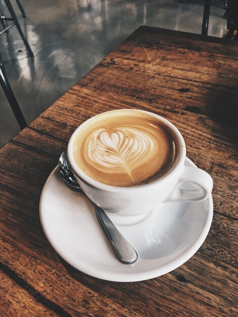 Foto nahaufnahme einer kaffeetasse auf dem tisch