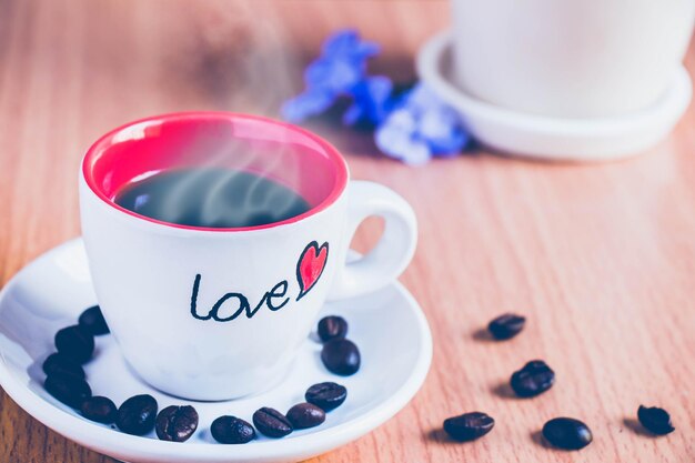 Foto nahaufnahme einer kaffeetasse auf dem tisch