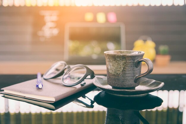 Foto nahaufnahme einer kaffeetasse auf dem tisch