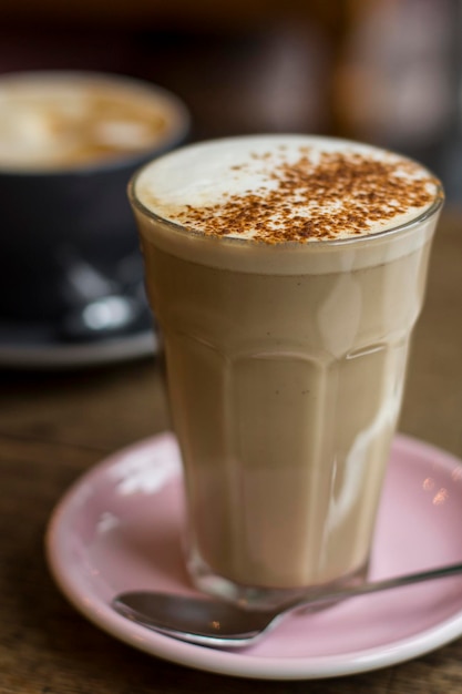 Nahaufnahme einer Kaffeetasse auf dem Tisch