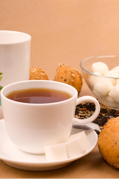 Nahaufnahme einer Kaffeetasse auf dem Tisch
