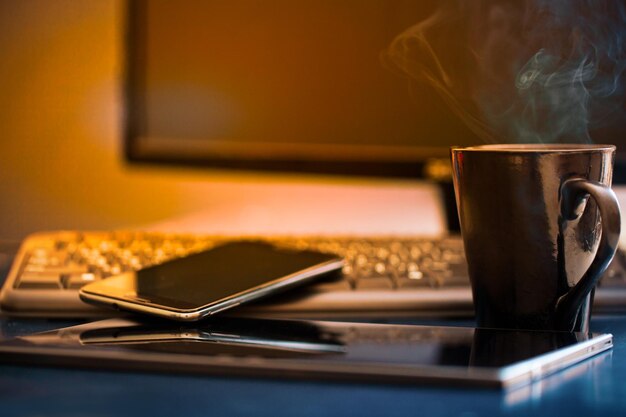 Foto nahaufnahme einer kaffeetasse auf dem tisch