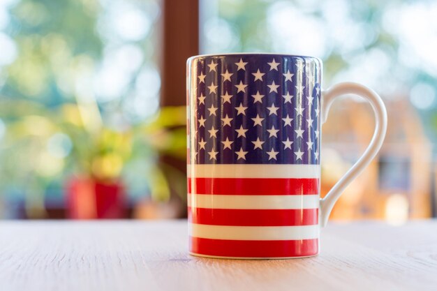 Foto nahaufnahme einer kaffeetasse auf dem tisch