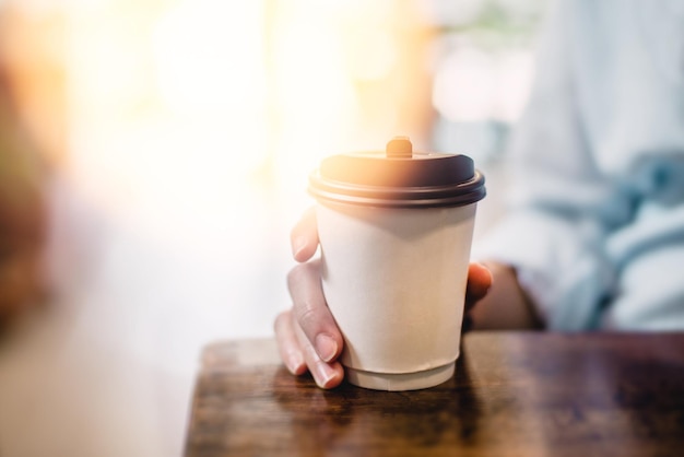 Foto nahaufnahme einer kaffeetasse auf dem tisch