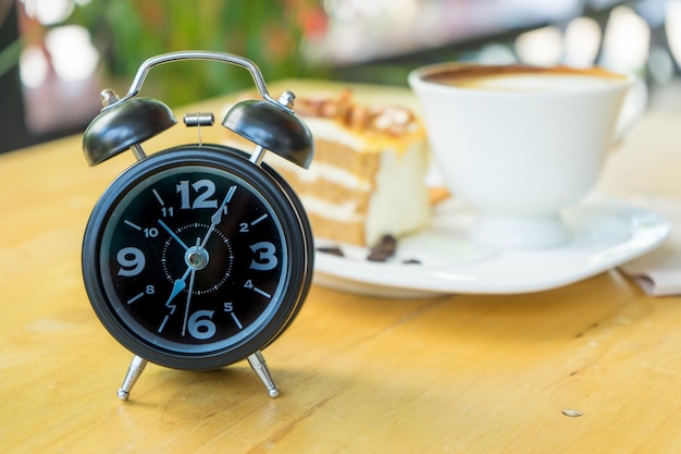 Nahaufnahme einer Kaffeetasse auf dem Tisch