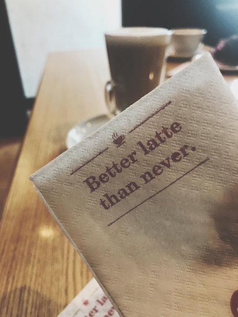 Nahaufnahme einer Kaffeetasse auf dem Tisch