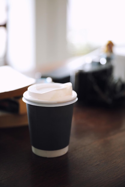 Nahaufnahme einer Kaffeetasse auf dem Tisch