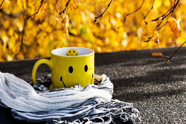 Foto nahaufnahme einer kaffeetasse auf dem tisch