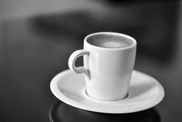 Nahaufnahme einer Kaffeetasse auf dem Tisch