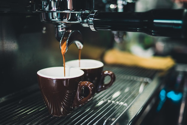 Nahaufnahme einer Kaffeetasse auf einer Espresso-Maschine in einem Café