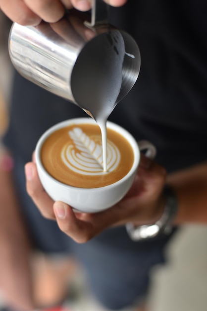 Nahaufnahme einer Kaffeetasse in der Hand