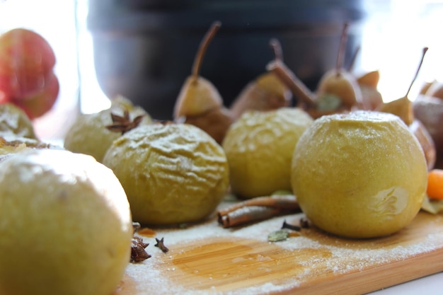 Nahaufnahme einer karamellisierten Birne in Wein mit hausgemachtem Joghurt aus Schokoladenbiskuit und Walnüssen in warmen Farben