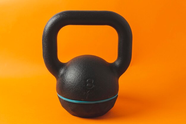 Foto nahaufnahme einer kettlebell gegen einen farbigen hintergrund