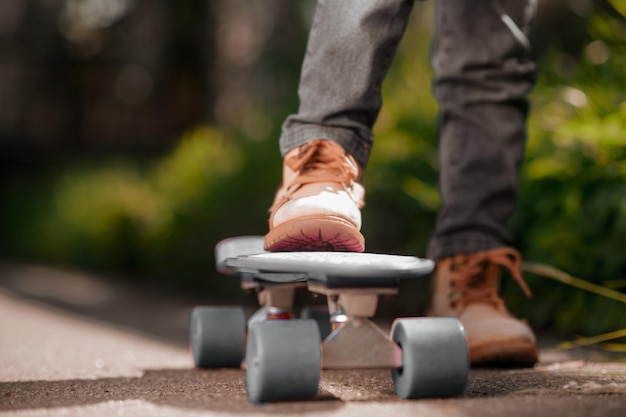 Nahaufnahme einer Kinderhand, die ein Skateboard hält