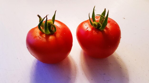 Foto nahaufnahme einer kirschtomate vor weißem hintergrund