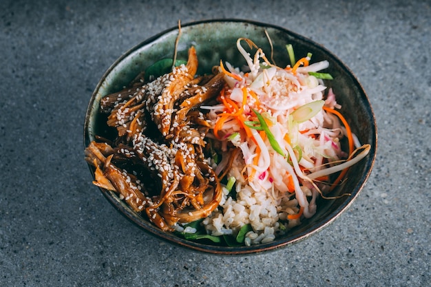 Nahaufnahme einer köstlichen Schüssel mit Teriyaki-Fleisch, Reis und Gemüse