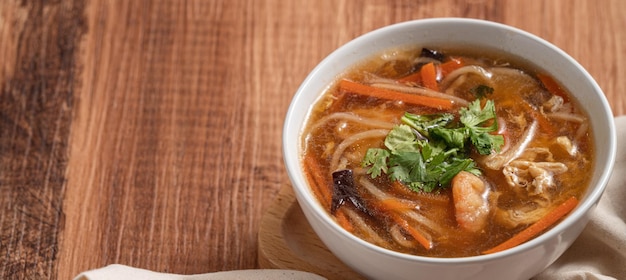 Nahaufnahme einer köstlichen traditionellen dicken Suppe mit Garnelenfleischbällchen und Gemüse in Taiwan.