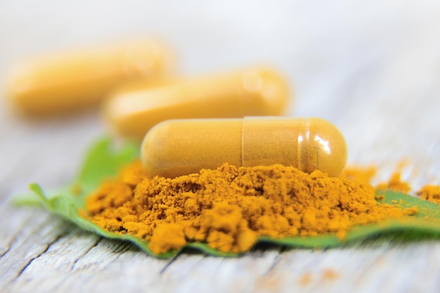 Nahaufnahme einer Kräuterkapsel aus Bio-Kräutern für die Gesundheitsversorgung mit alternativen Multivitaminen für ein gutes Leben, gesunde Ernährung, selektiver Fokus