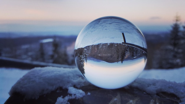 Foto nahaufnahme einer kristallkugel am meer im winter