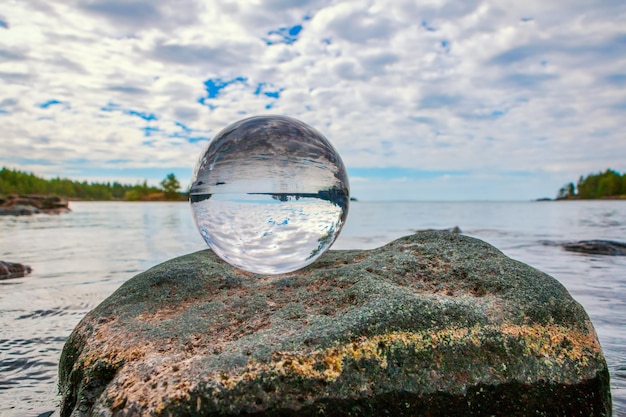 Foto nahaufnahme einer kristallkugel auf einem felsen am meer gegen den himmel