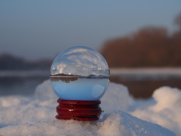 Foto nahaufnahme einer kristallkugel gegen den himmel im winter