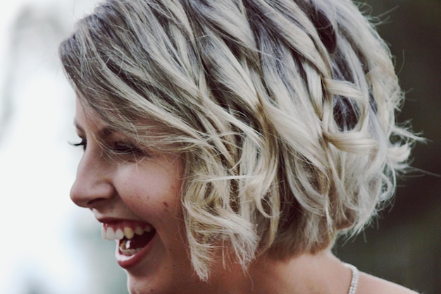 Foto nahaufnahme einer lächelnden frau mit kurzen haaren