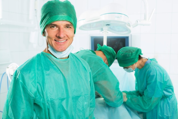 Nahaufnahme einer lächelnden Krankenschwester, eines Arztes, der in einem Operationssaal steht