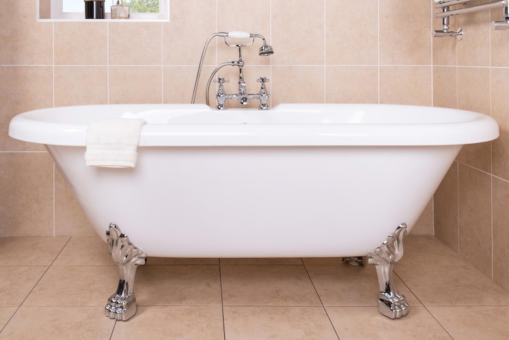 Foto nahaufnahme einer luxuriösen vintage-badewanne mit einem glänzenden metallhahn