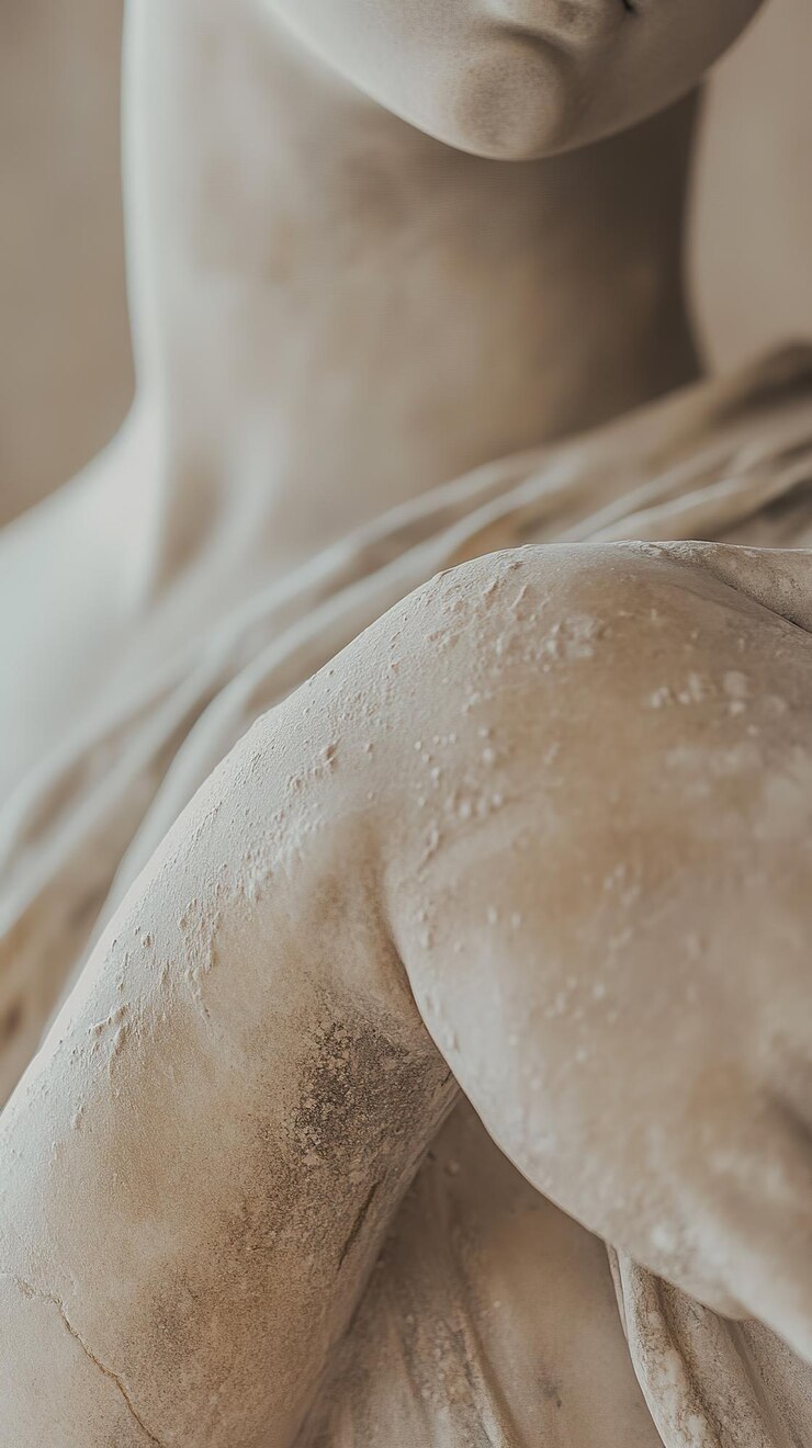 Foto nahaufnahme einer marmorskulptur, die detaillierte handwerkskunst zeigt
