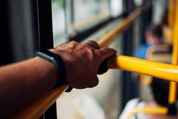 Foto nahaufnahme einer menschlichen hand, die ein metallgitter hält