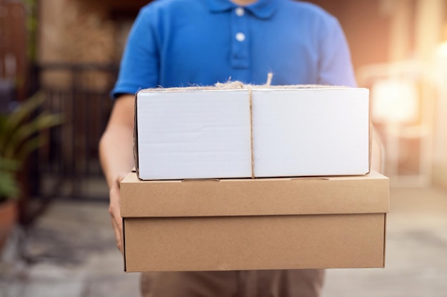 Nahaufnahme einer menschlichen Hand, die einen Stapel Kisten hält