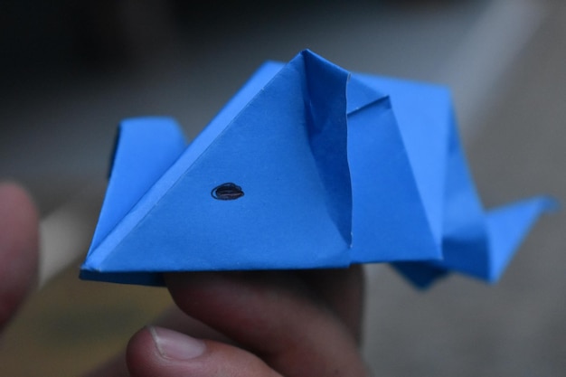 Foto nahaufnahme einer menschlichen hand, die origami hält