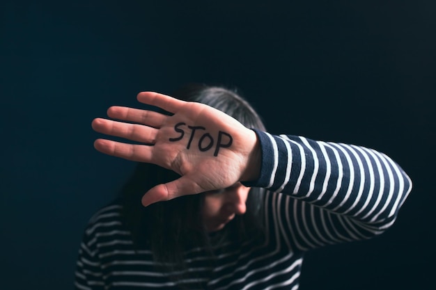 Nahaufnahme einer menschlichen Hand vor schwarzem Hintergrund