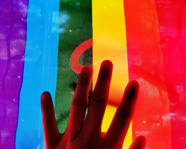 Nahaufnahme einer menschlichen Hand während des Pride