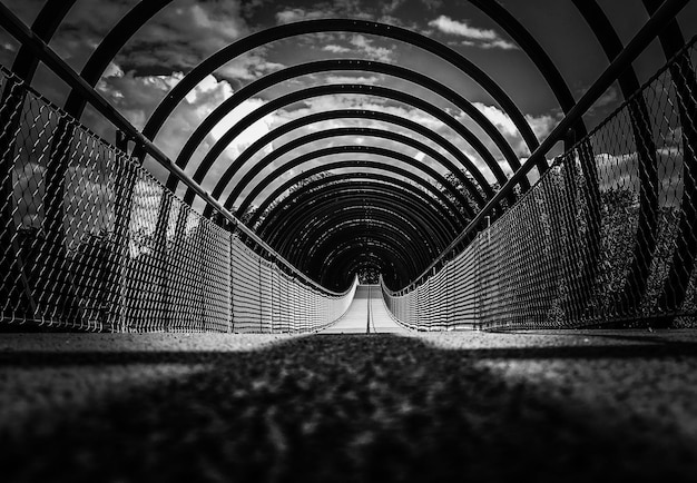 Nahaufnahme einer Metallbrücke gegen den Himmel