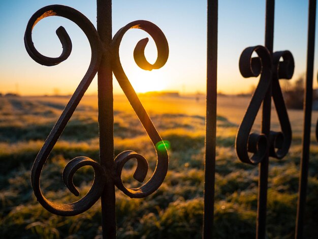 Foto nahaufnahme einer metallkette, die auf dem feld gegen den himmel hängt