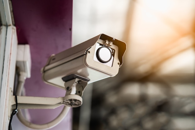 Nahaufnahme einer modernen CCTV-Kamera an der Wand. Konzept der Überwachung und Überwachung.