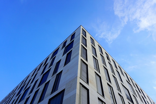 Nahaufnahme einer modernen Gebäudefassade gegen den blauen Himmel.