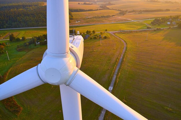 Nahaufnahme einer modernen Windkraftanlage Hintergrundbeleuchtete Luftaufnahmen
