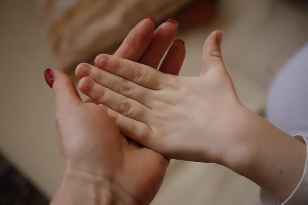 Foto nahaufnahme einer mutter, die die hand ihrer tochter hält