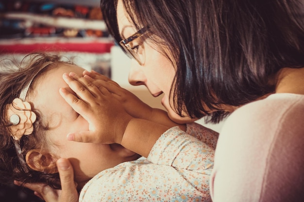 Nahaufnahme einer Mutter, die zu Hause mit ihrer kleinen Tochter spielt
