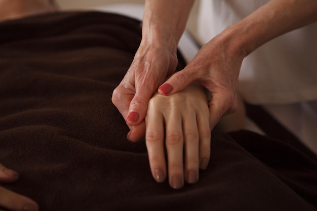 Foto nahaufnahme einer nicht wiedererkennbaren frau, die von einem spa-therapeuten handmassage erhält?