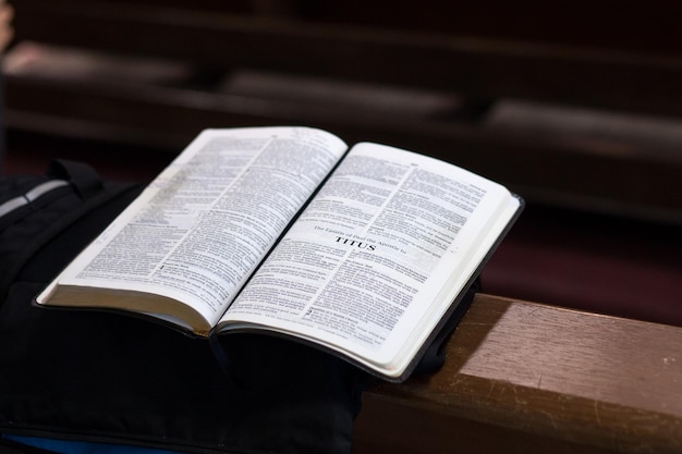 Nahaufnahme einer offenen Bibel auf dem Tisch