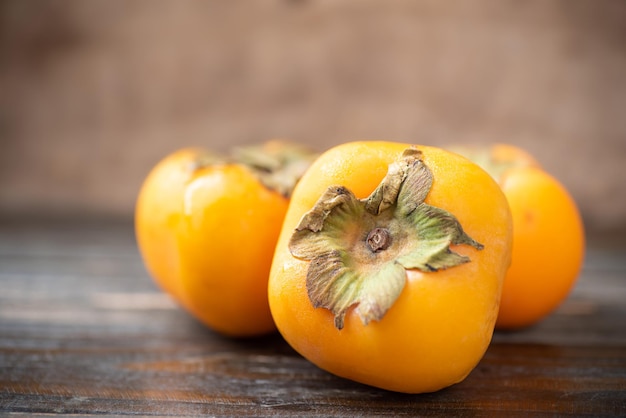 Nahaufnahme einer Orange auf dem Tisch