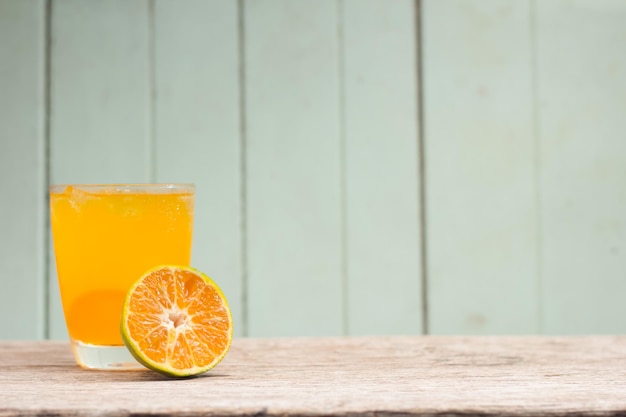 Nahaufnahme einer Orange auf dem Tisch