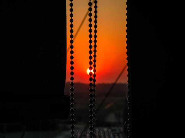 Foto nahaufnahme einer perlenkette gegen den himmel bei sonnenuntergang
