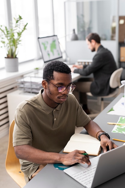 Foto nahaufnahme einer person, die an alternativen energien arbeitet