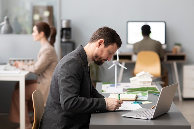 Foto nahaufnahme einer person, die an alternativen energien arbeitet