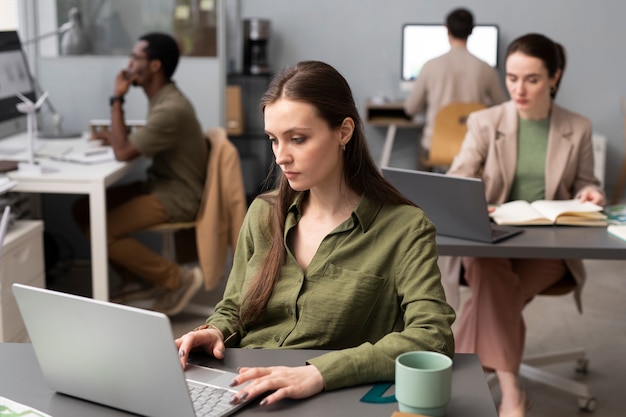 Foto nahaufnahme einer person, die an alternativen energien arbeitet