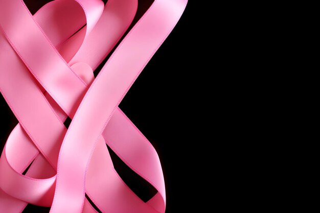 Foto nahaufnahme einer person, die ein bewusstseinsband hält frau mit rosa band im krankenhaus zur unterstützung